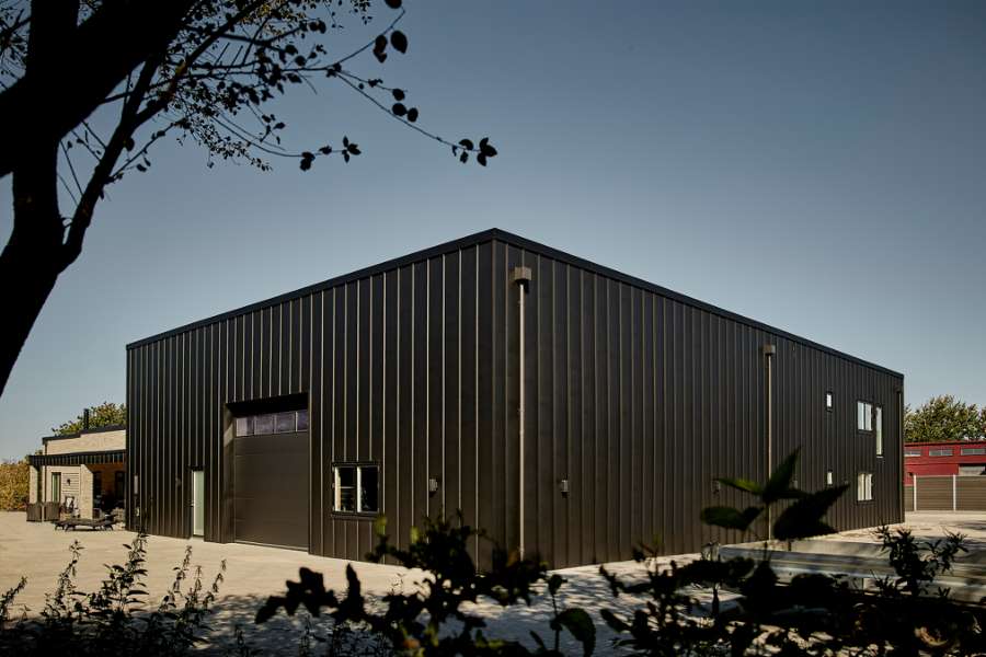 Stilfulde stålprofiler på facaden af nybygget hus med plads til det hele, Navervænget 9, 6710 Esbjerg